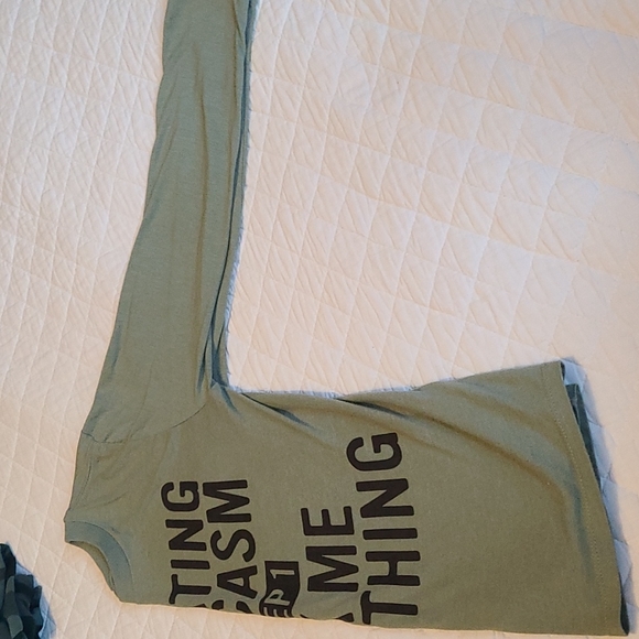 Childrens Place Graphic Tee - Picture 3 of 3